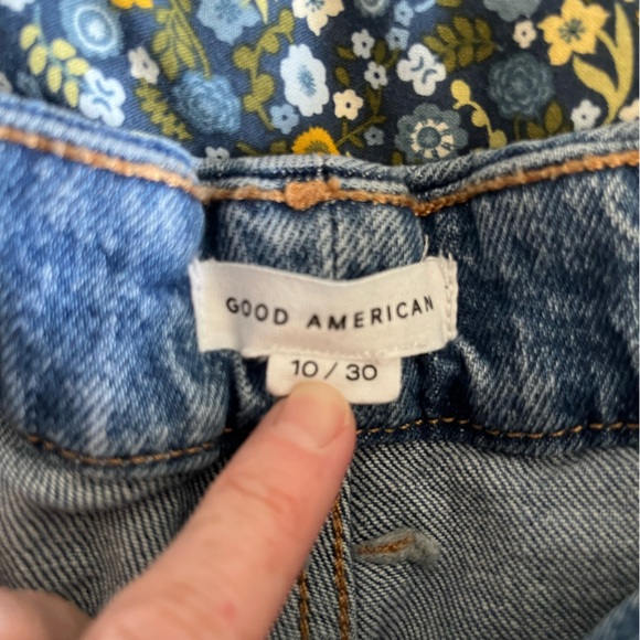 Good American Weekender High Rise Cuffed Jeans. Size 10 - Picture 7 of 8